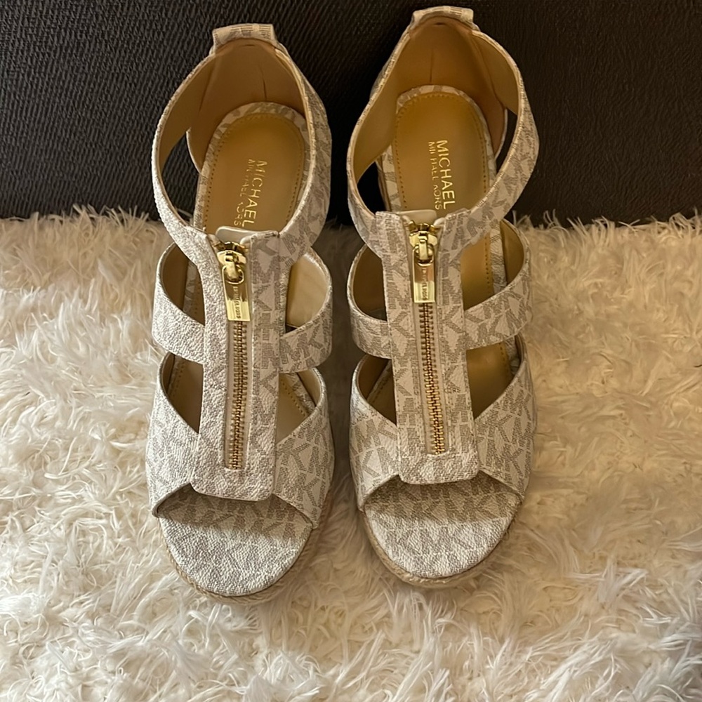 NEW - MK WEDGES size 7